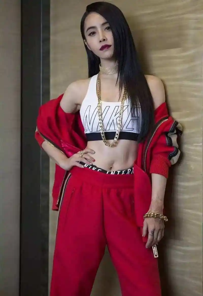 杨颖晒腹肌,当看到她们,网友:秒成脆皮