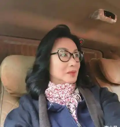 "毒舌"再出毒言,直指范氏姐弟靠脸吃饭,点名批评范丞丞无作品_金星