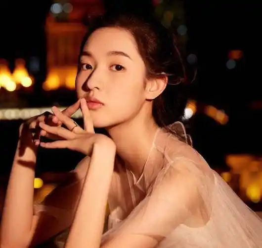 还记得《少年派》邓小琪吗?换下校服后戴眼镜,模样美到不敢认