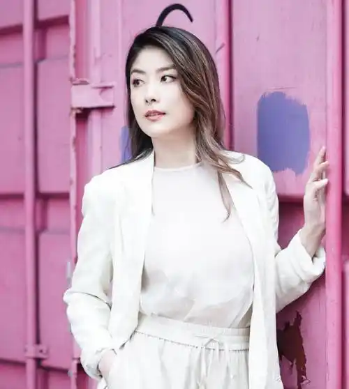 陈慧琳挺会拿捏尺度,穿西装配"透视裤",非但不俗气反而很高级_面料