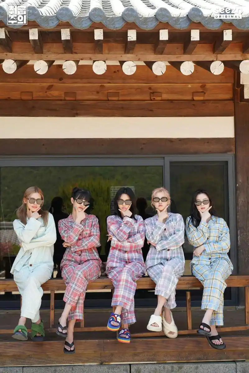 宋雨琦女团合照 - 抖音