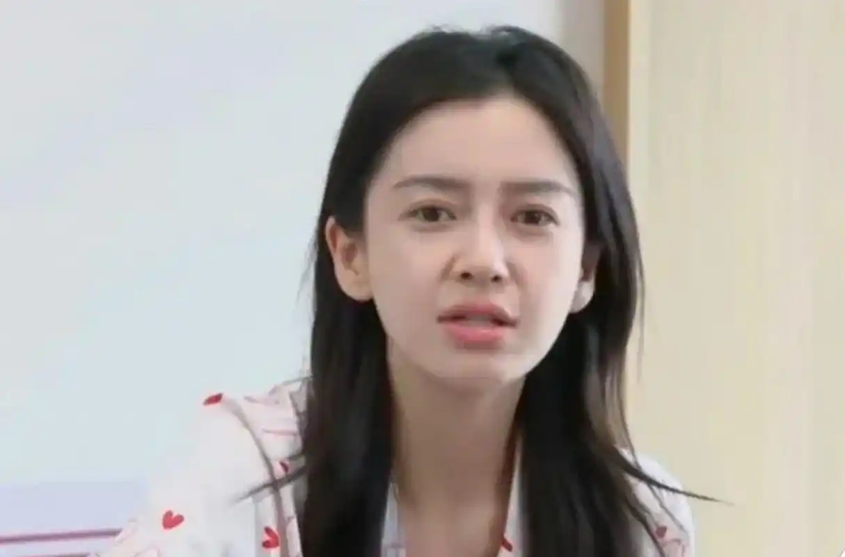 baby起床素颜照,除了美貌是纹的,其他都是原装