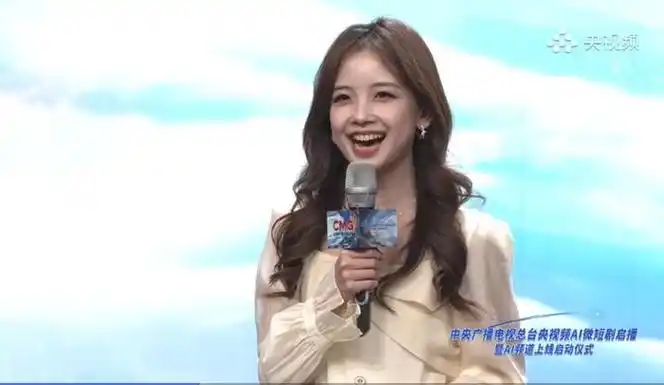 总台新闻中心向代表委员直接提问的记者,也是能主持诸多重要直播特