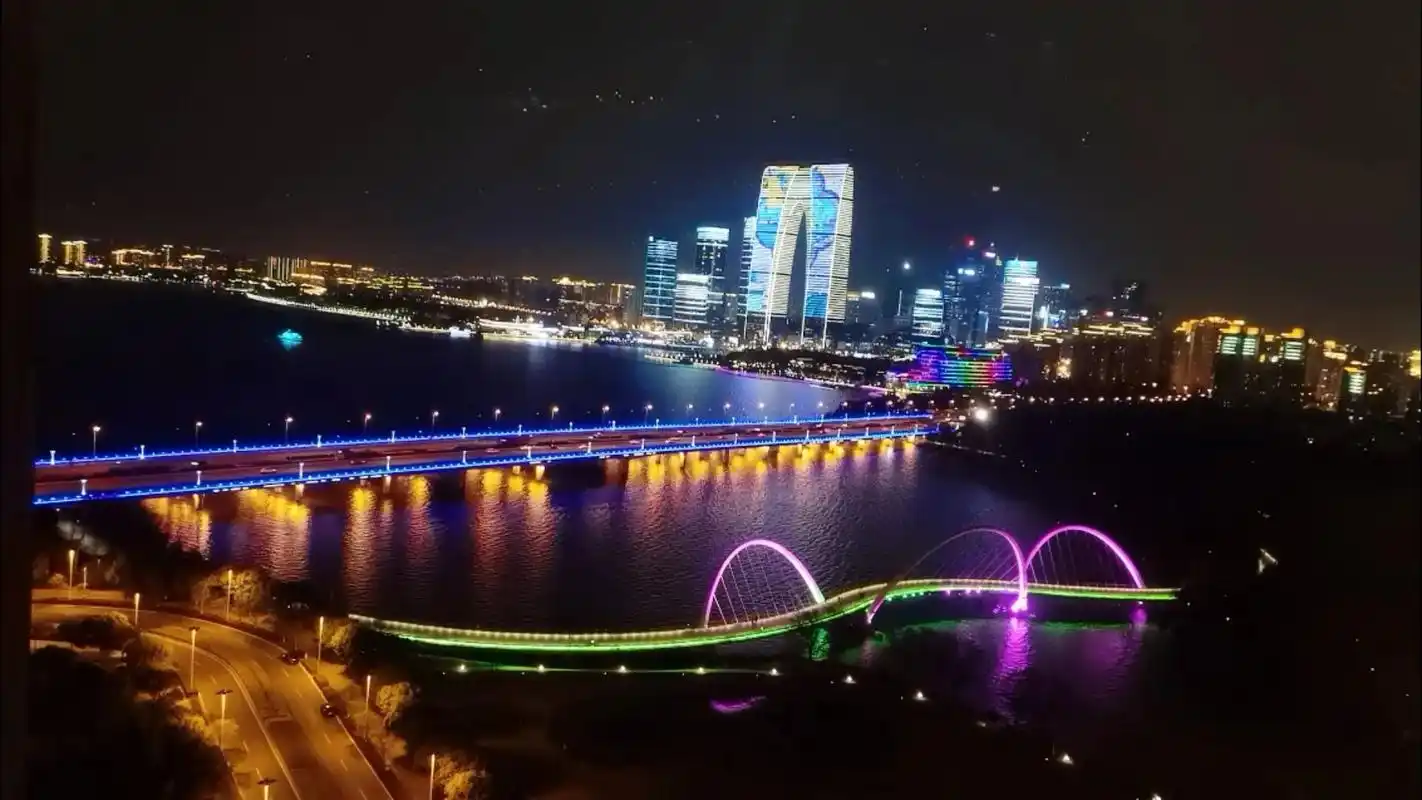 城市夜景灯光 #夜晚风景 #随手拍带你看风景 哽咽的自己, - 抖音