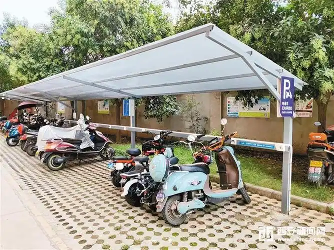 在小区建电动自行车充电桩或充电车棚成为当务之急,但部分小区要求