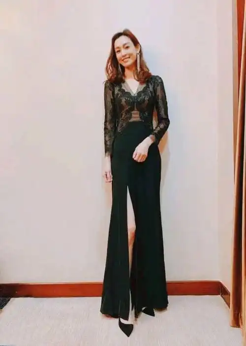 范玮琪晒美照,两个宝宝的范玮琪身材太棒了!