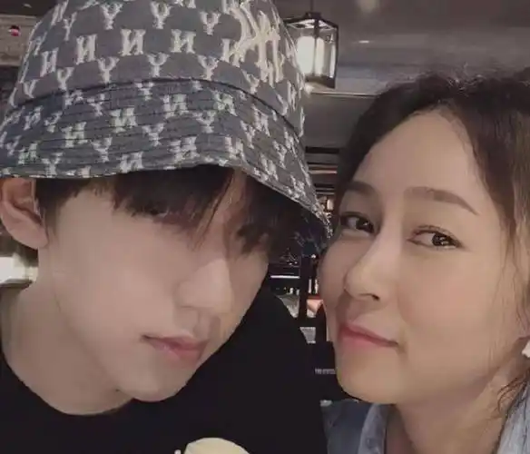 22日晚上,贺峻霖特别有仪式感,卡点晒出妈妈拍的照片.