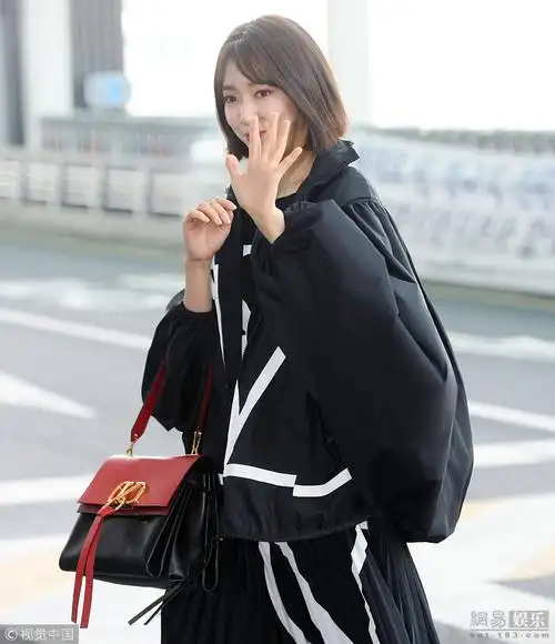 朴信惠亮相机场宽松黑袍显臃肿侧脸圆润