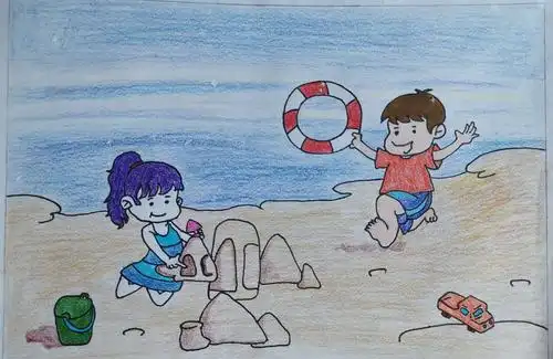 孩子们在沙滩上发挥着他们独特的奇思妙想构建属于他们自己的独特世界