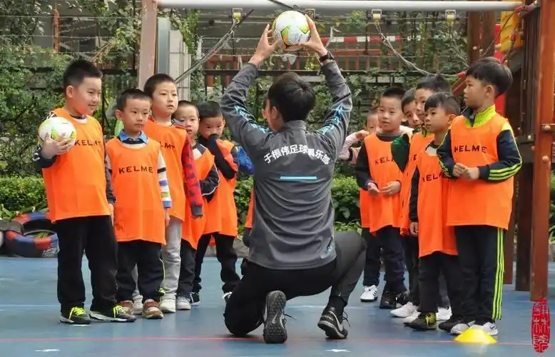 根伟俱乐部帅哥,去给华夏未来的娃娃们开足球课啦,好玩!