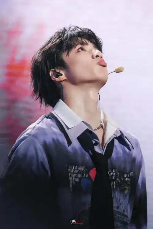 今日星拍放送##刘耀文一对一教粉丝手势舞##刘耀文倔强的小男孩