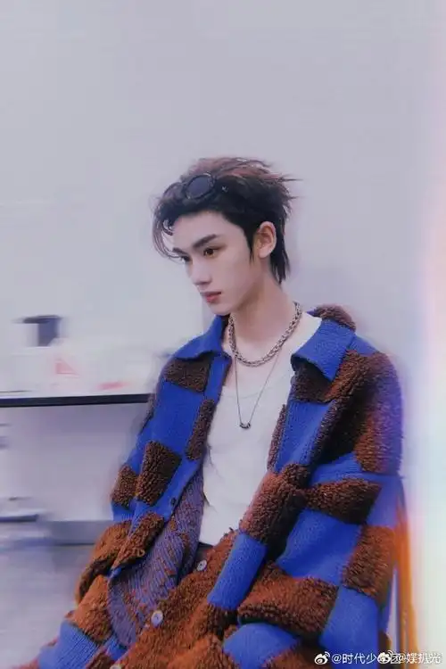 丁程鑫戴眼镜好奶