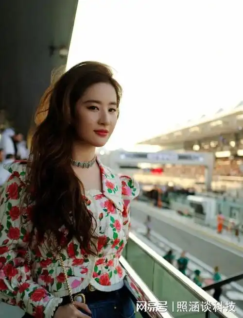 刘亦菲满分的穿搭化身成熟女神时尚自信有魅力