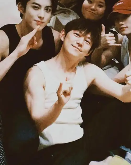 何炅暴露了|快本|腹肌|大合影|电影导演|社交平台_网易订阅