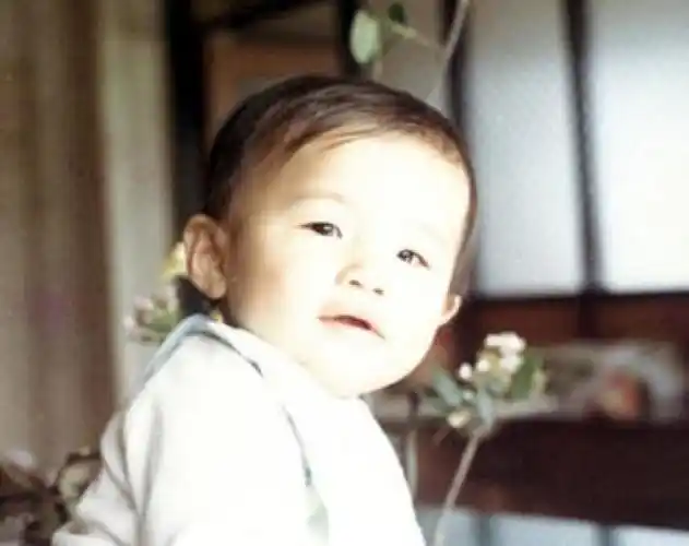 围观周杰伦童年萌照表情从小就这么酷