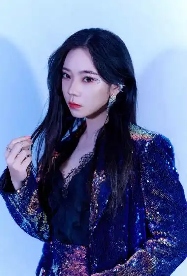 简介:张紫宁复古造型甜美性感舞台图片,分享一组张紫宁图片给大家,图