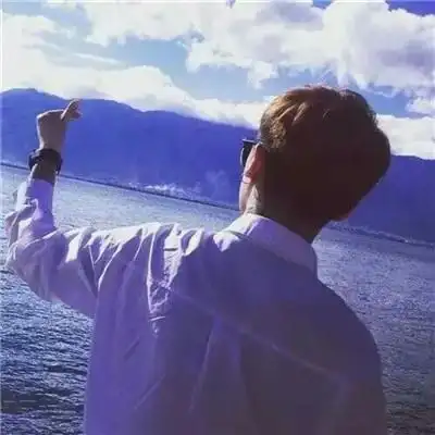 青春洋溢的男生背影微信头像