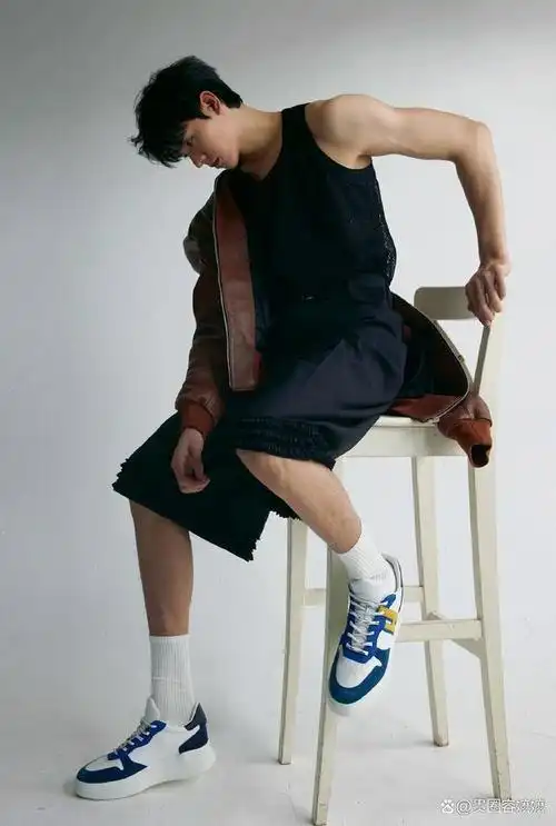龚俊不愧是行走的荷尔蒙!穿背心大秀肌肉线条,贵公子好有男人味