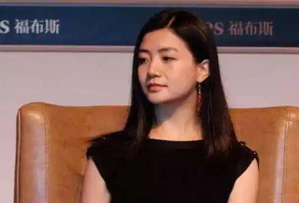 20岁获麻省理工3个学位,马云三顾茅庐请她出山,现成百亿女富豪_李颖