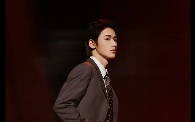 宋亚轩王牌《2046》造型大片背头 西装造型化身优雅矜贵的公子, 复古