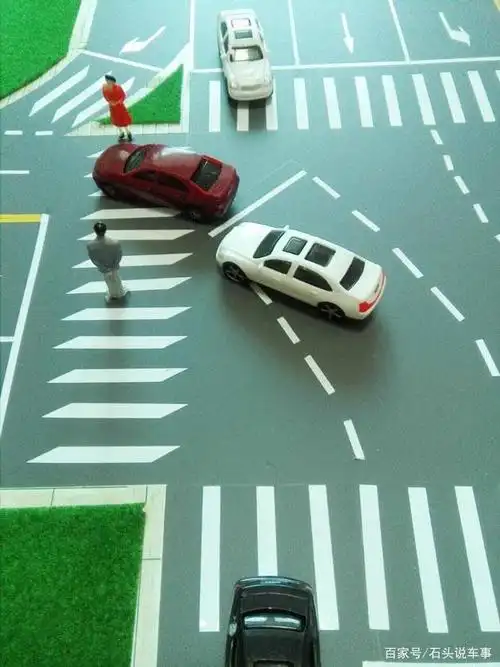 汽车转弯要礼让行人