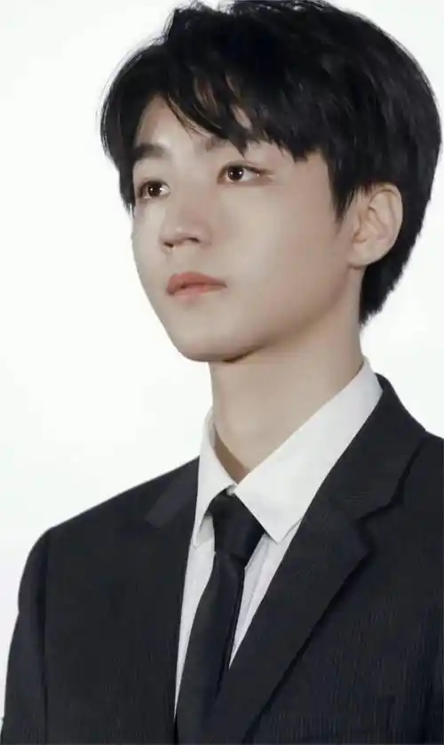 王俊凯张译《万里归途》首映礼,两人互相斗嘴抛梗,好有综艺感_观众_宗