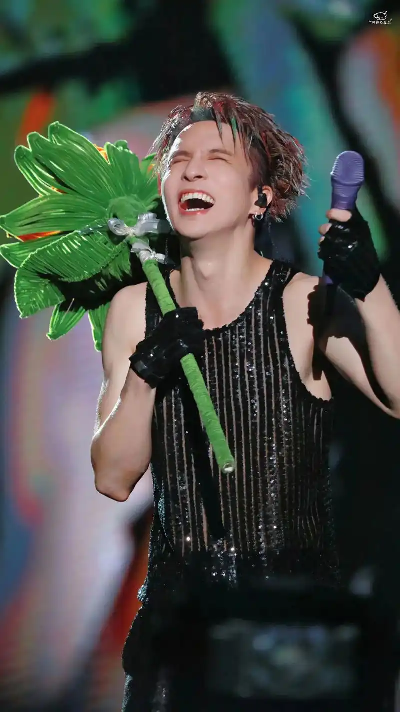 扛着向日葵,开怀大笑的薛 图源:01阿薛与晨&01谁动了我的 - 抖音