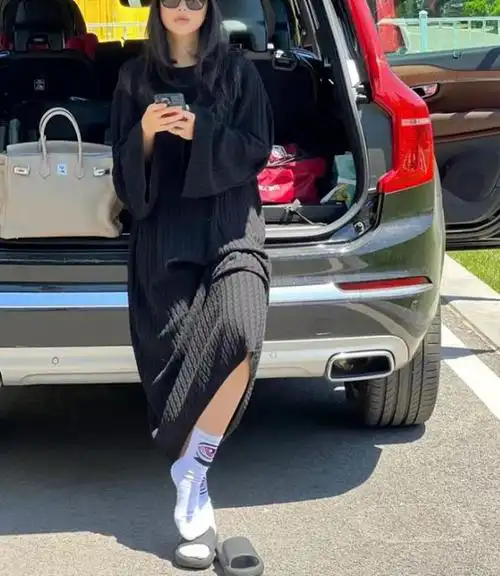 辣妈朱珠更新动态,晒出丈夫视角美照,脚穿拖鞋十分接地气