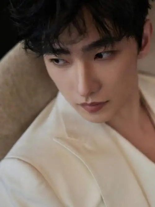 杨洋最新一组时尚写真身穿深v露空西装套装搭配随性小卷头舒适却迷人