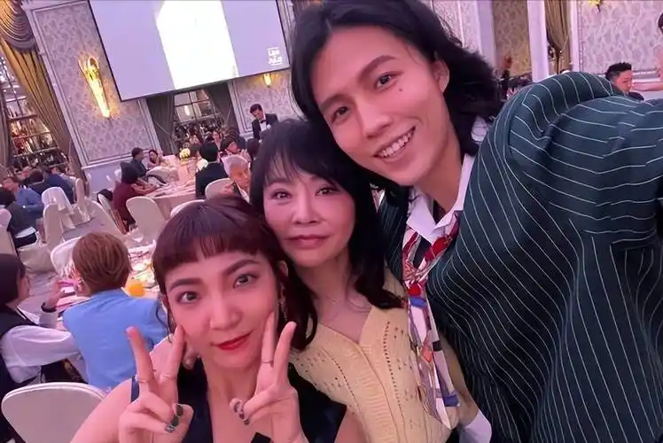 林瑞阳长子携2婚女友参加婚礼,和准岳母柴智屏贴头