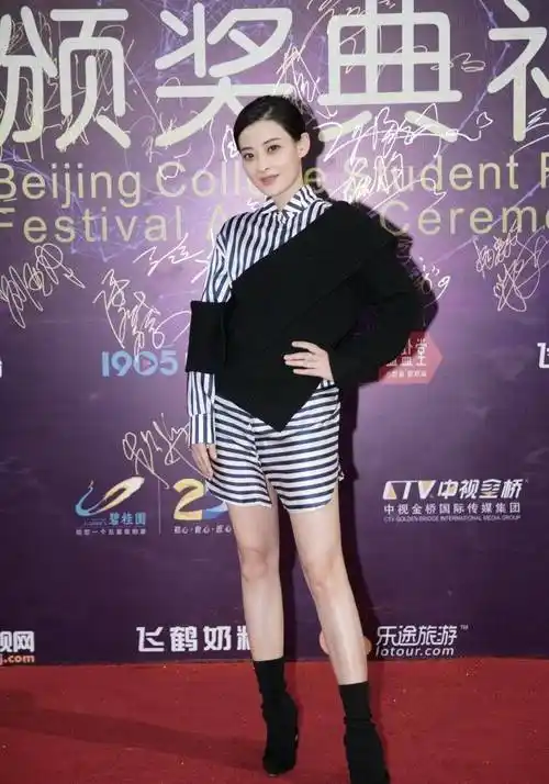 原创梅婷成功减肥气质开挂穿宽松毛衣配直筒裤波波头年轻至少10岁