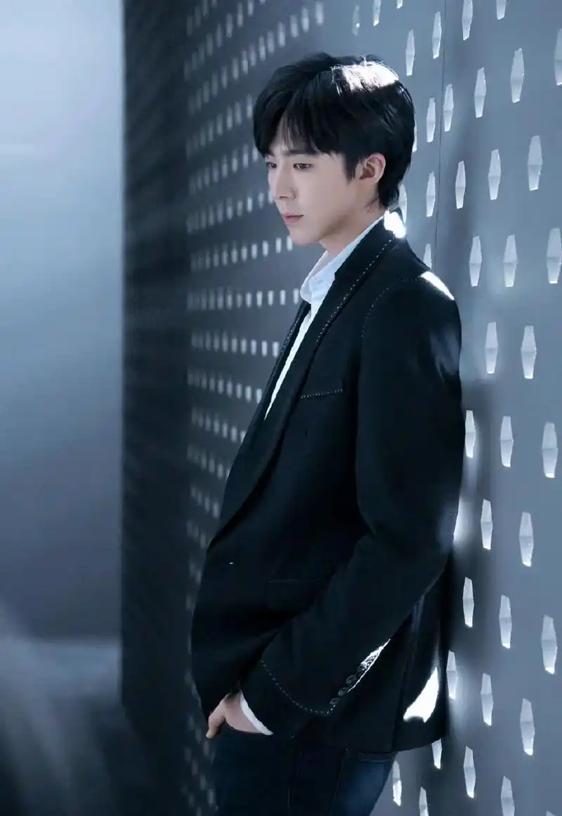 刘宇宁的黑色穿搭,时而霸气时而儒雅,身材有型,魅力无限!