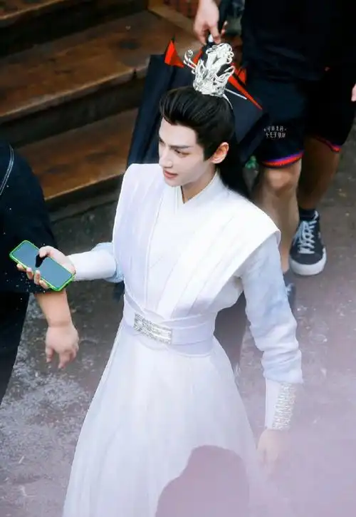 罗云熙 |腰 罗老师腰不是腰是夺命的弯刀……|罗云熙_新浪新闻