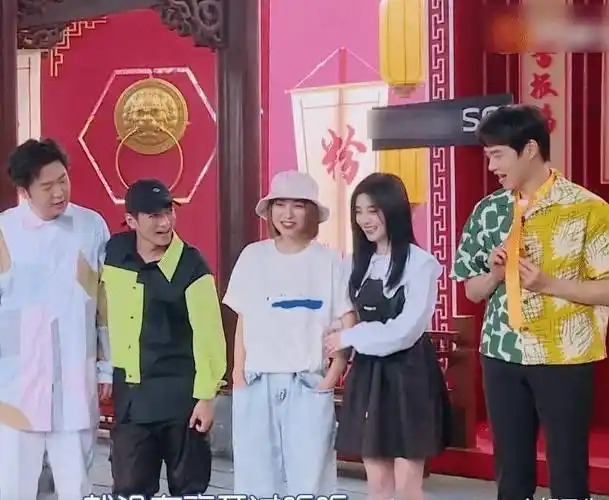 鞠婧祎官方身高159,当她遇上160的吴昕时,有无说谎一看便知!