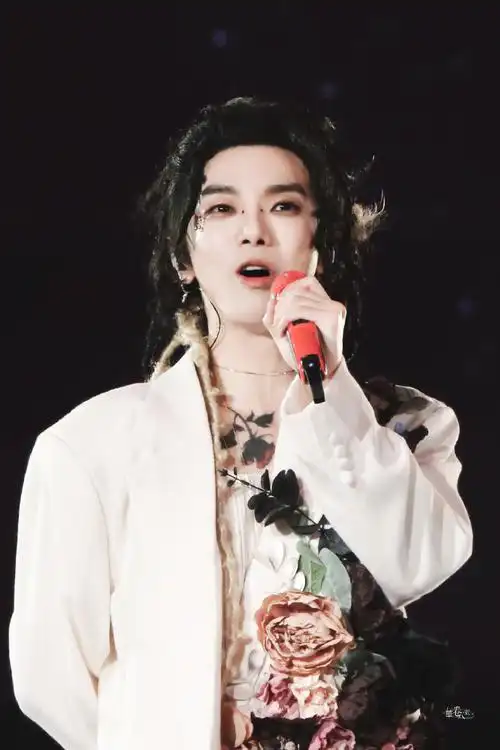 宇宙最萌脏辫小猫返场祝公主圣诞快乐9002#2023华晨宇火星演唱会