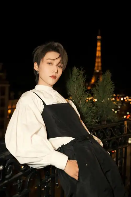 身穿dior 2023春夏系列的@刘雨昕亮相今晚即将到来的秋冬女装大秀