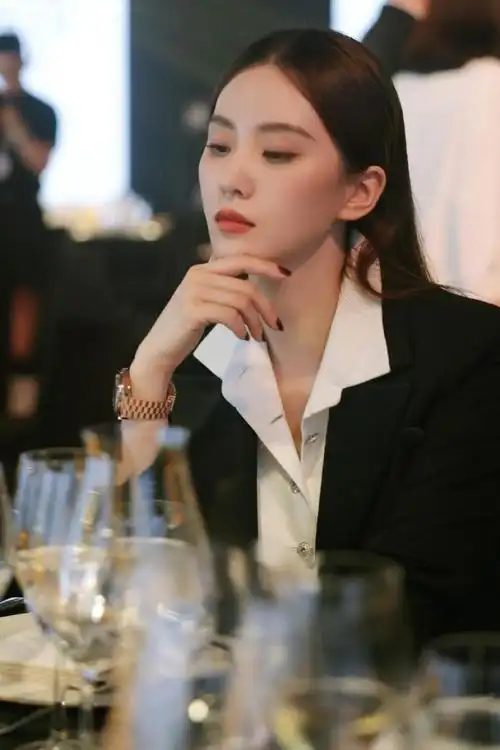 刘诗诗超a西装显干练 眼神清冷似霸道总裁