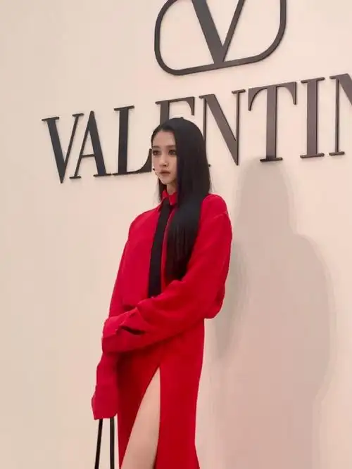 关晓彤高开叉红裙