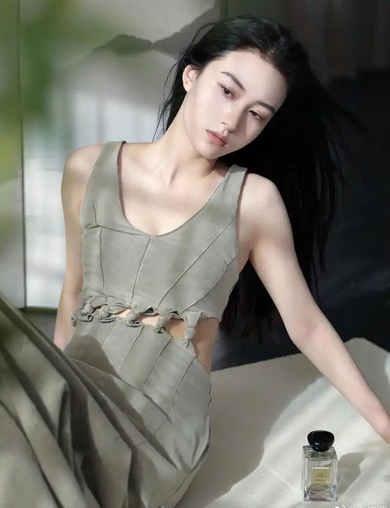 王梓莼绿色吊带连衣裙优雅写真