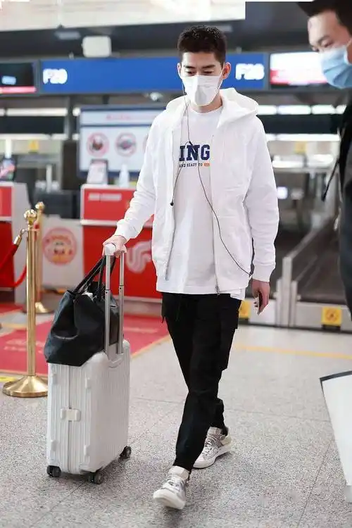 张翰穿白色卫衣开衫内搭字母t 清爽潮流_机场_男生_造型