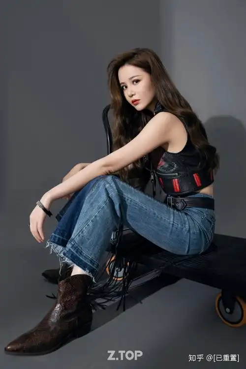 ztop邱意浓新晋晶女郎追龙ii只是她迈出的第一步