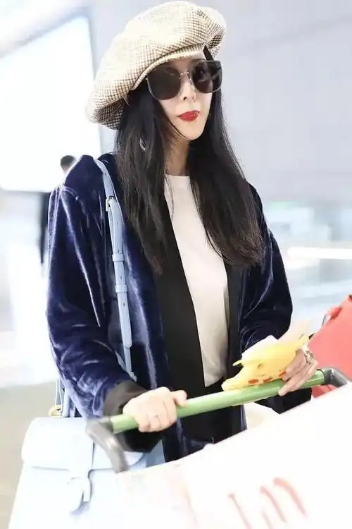 范冰冰现身机场,丝绒长袍配贝雷帽,霸气女人味十足