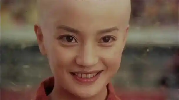 为此本山大叔还在电视剧里设计了一个梗,一个大美女宁静光头,而一个