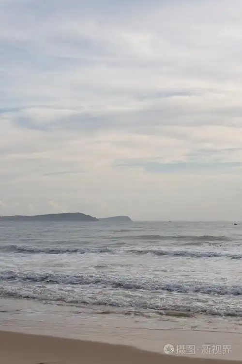 美丽的风景夏天大海与沙滩和晴朗的天空