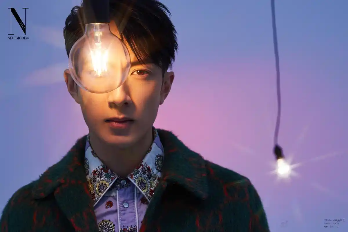 吴尊九号摩登封面: 复古封面大片温暖冬日, 光影碰撞尽显卓然质感, 心