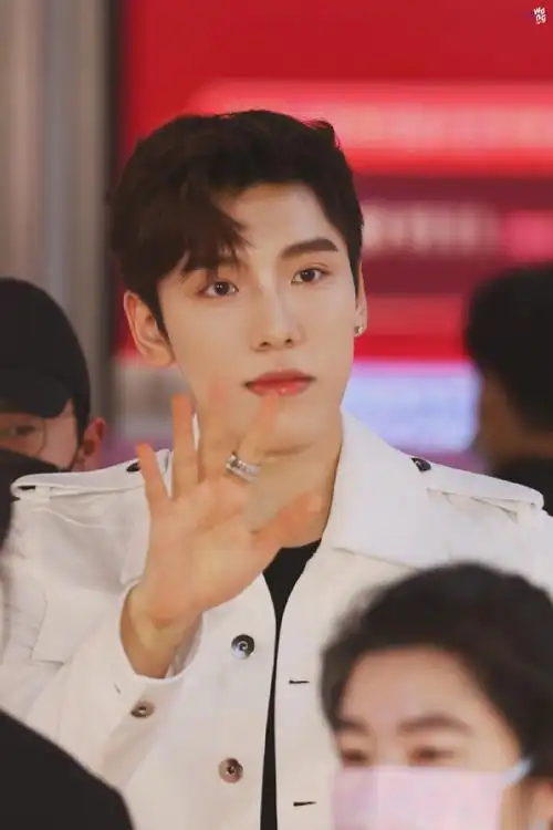 王子异[超话]#97#王子异晒照庆出道1314天#每次见 也还是可爱就像