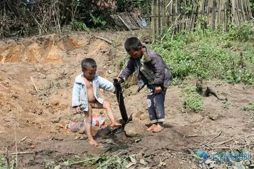 云南拉祜族村寨孩子冬天赤脚上学 盼望新年新衣!