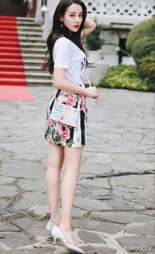 迪丽热巴频频"走哪捂哪"引猜测:私照曝光揭秘她的真实难处