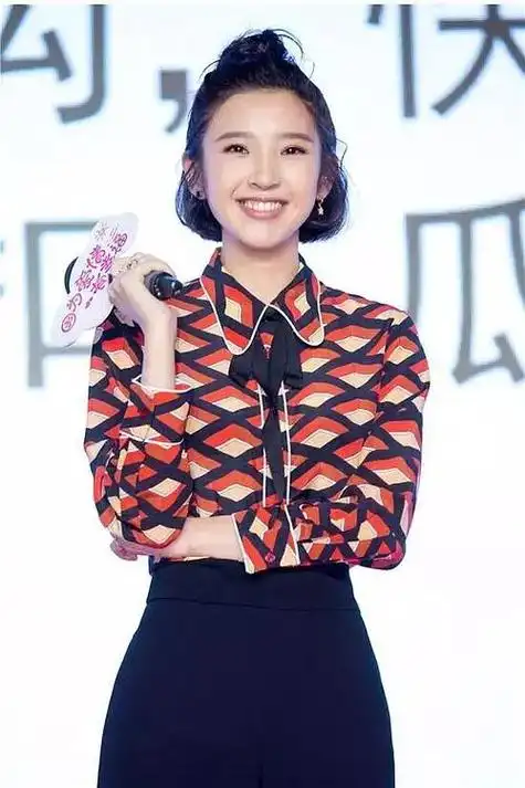 怎么扎杨幂同款双丸子头中短发(baby杨幂这些明星们都在扎半丸子头)