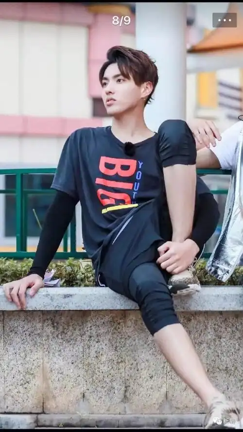 这些路人拍下的吴亦凡,腰部以下好像全是腿哎,毕竟187公分的身高摆在